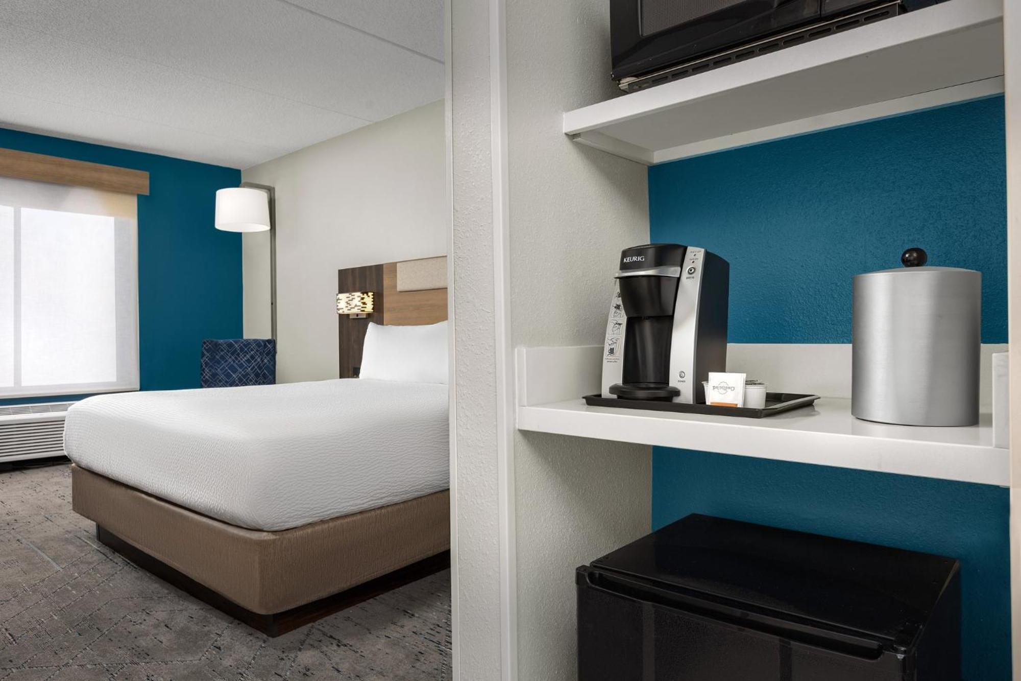 Holiday Inn Express Hotel & Suites Greensboro - Airport Area By Ihg Экстерьер фото