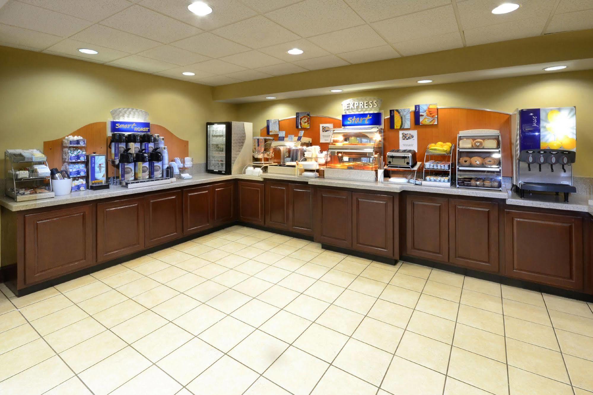 Holiday Inn Express Hotel & Suites Greensboro - Airport Area By Ihg Экстерьер фото